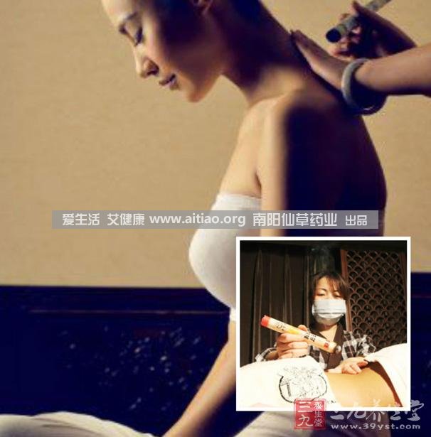 足三里穴是位于外膝的下3寸、脛骨外側(cè)一橫指左右的位置，艾灸10-15分鐘即可，需堅(jiān)持一段時間，很快可以看到祛濕的效果。