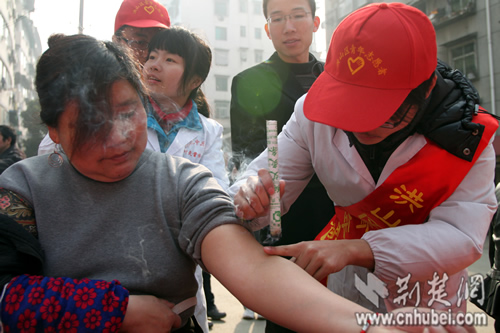 志愿者攜艾灸進社區(qū)服務(圖)